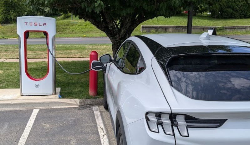 Tesla SuperCharger w Mustang